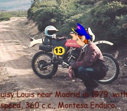 <div align="justify">El autor con una Montesa Enduro, en el Valle del Lozoya en Madrid, camino del Puerto de Malangosto, para ver si era verdad lo que decia D. Juan Ruiz (Arcipreste de Hita) en su Libro de Buen Amor:<br><center><font color="#ff0000"> Pasando yo una mañana el puerto de Malangosto<br> asaltóme una serrana tan pronto asomé mi rostro.<br>-“Desgraciado, ¿dónde andas?<br>¿Qué buscas o qué demandas<br>por aqueste puerto angosto?”</font></center></div>